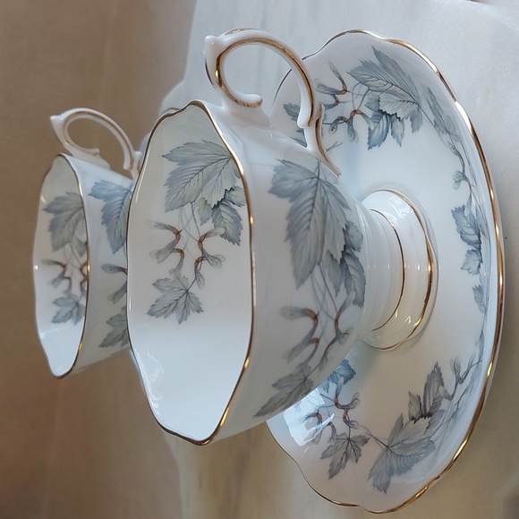 SALE!4 Piece set ROYAL ALBERT  Cups & Saucers- 4 pieces Silver Maple pattern - Picture 2 of 5